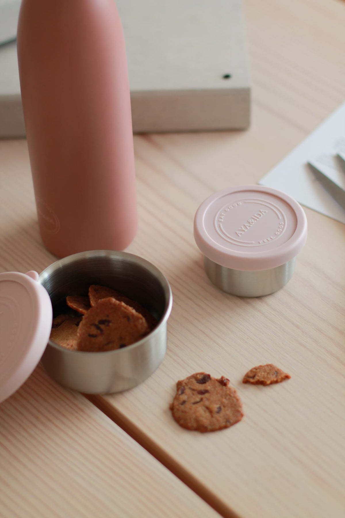 AYA&IDA Snack Container sæt i Soft Rose – 100 ml og 200 ml beholdere i rustfrit stål med silikone låg