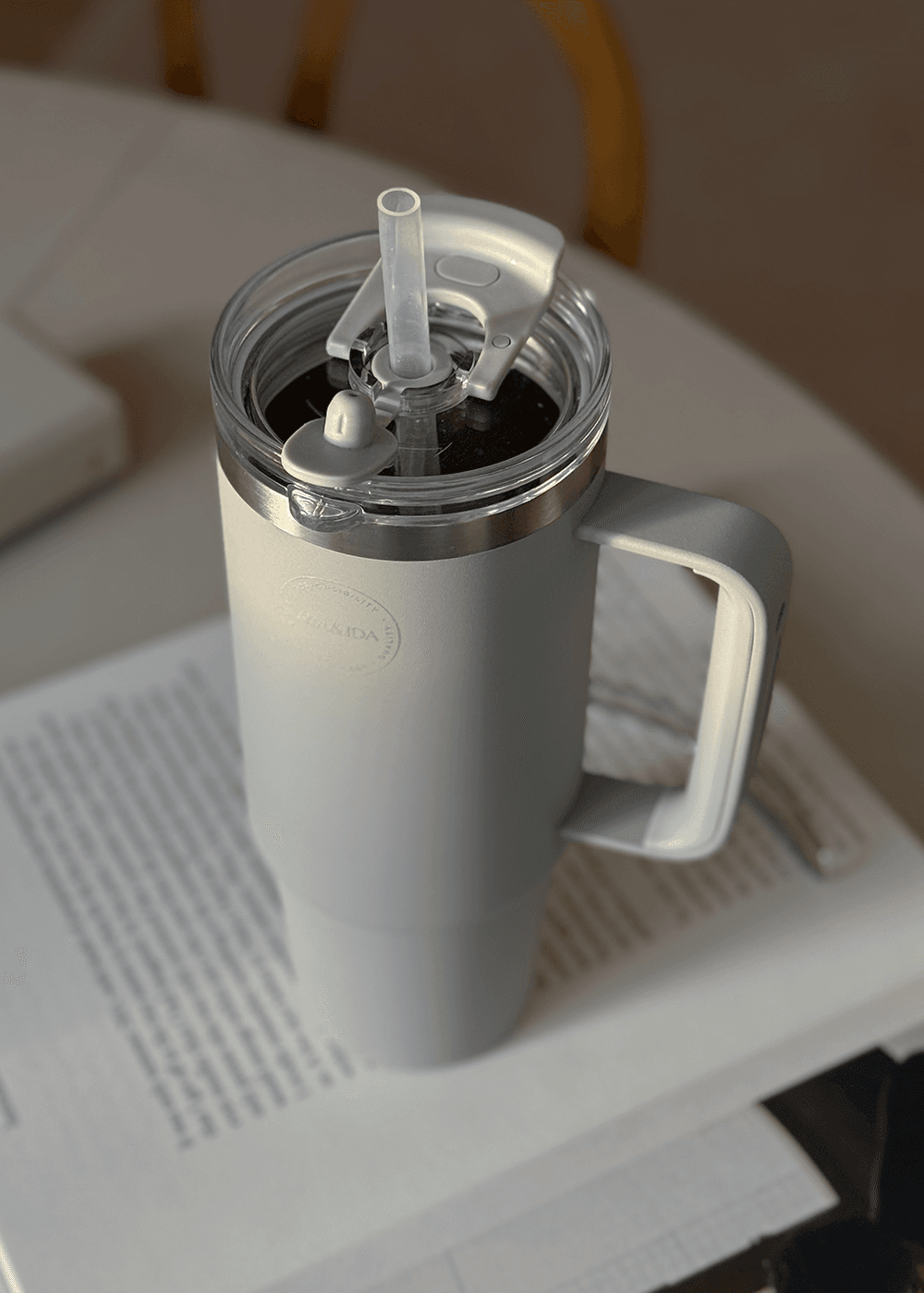 AYA&IDA - Termokop med sugerør 885 ml - Light Grey