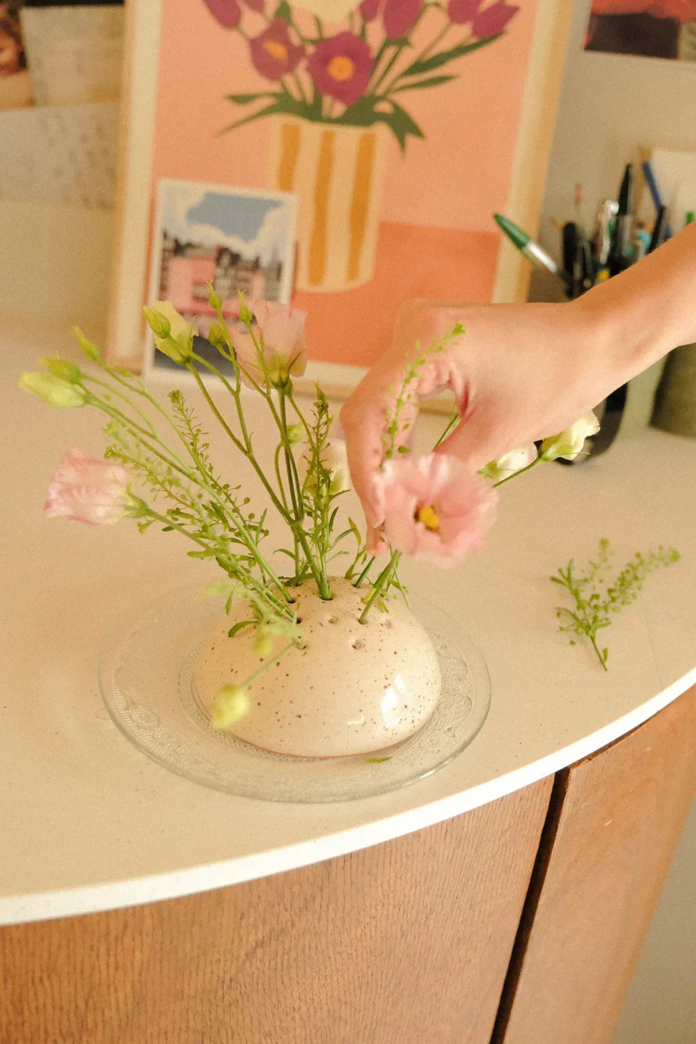 Pepin Bobèche Fleurs Vert Sauge håndlavet blomsterholder i grøn keramik til blomsterarrangementer