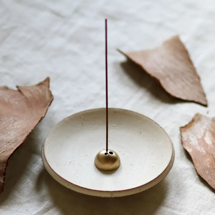 Håndlavet røgelsesholder i stentøj med cremehvid glasur fra Ume Incense med guldkuppel-holder og luksus gaveæske