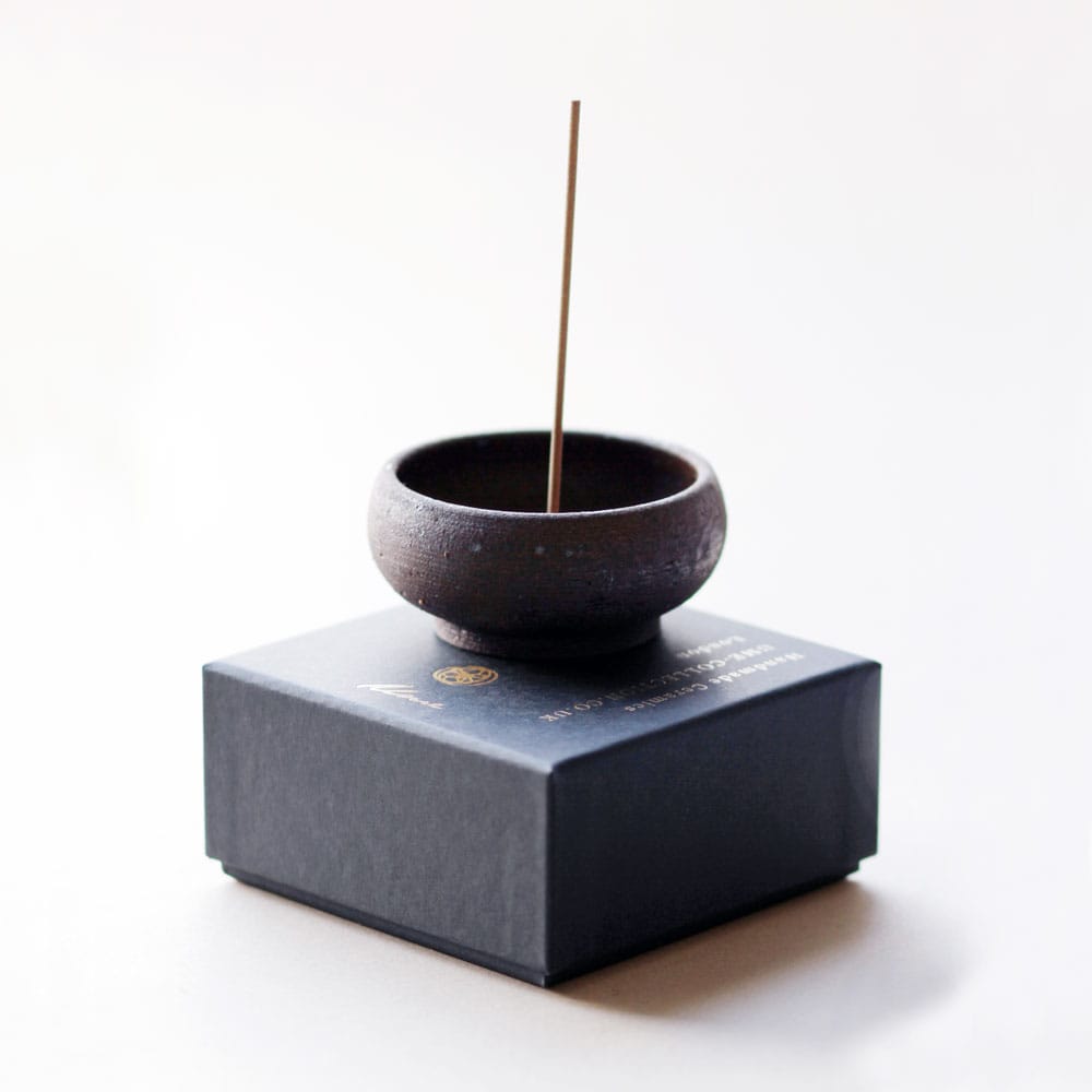 Håndlavet Wabi Sabi røgelsesholder i stentøj fra Ume Incense med guldkuppel-holder og luksus gaveæske
