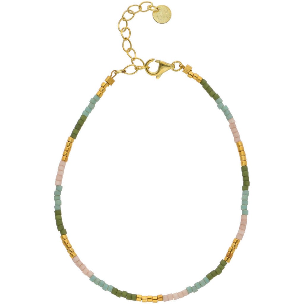Kira Armbånd i 24k forgyldt genanvendt sterling sølv med Miyuki-glasperler i farven Dusty Green fra Nuni Copenhagen