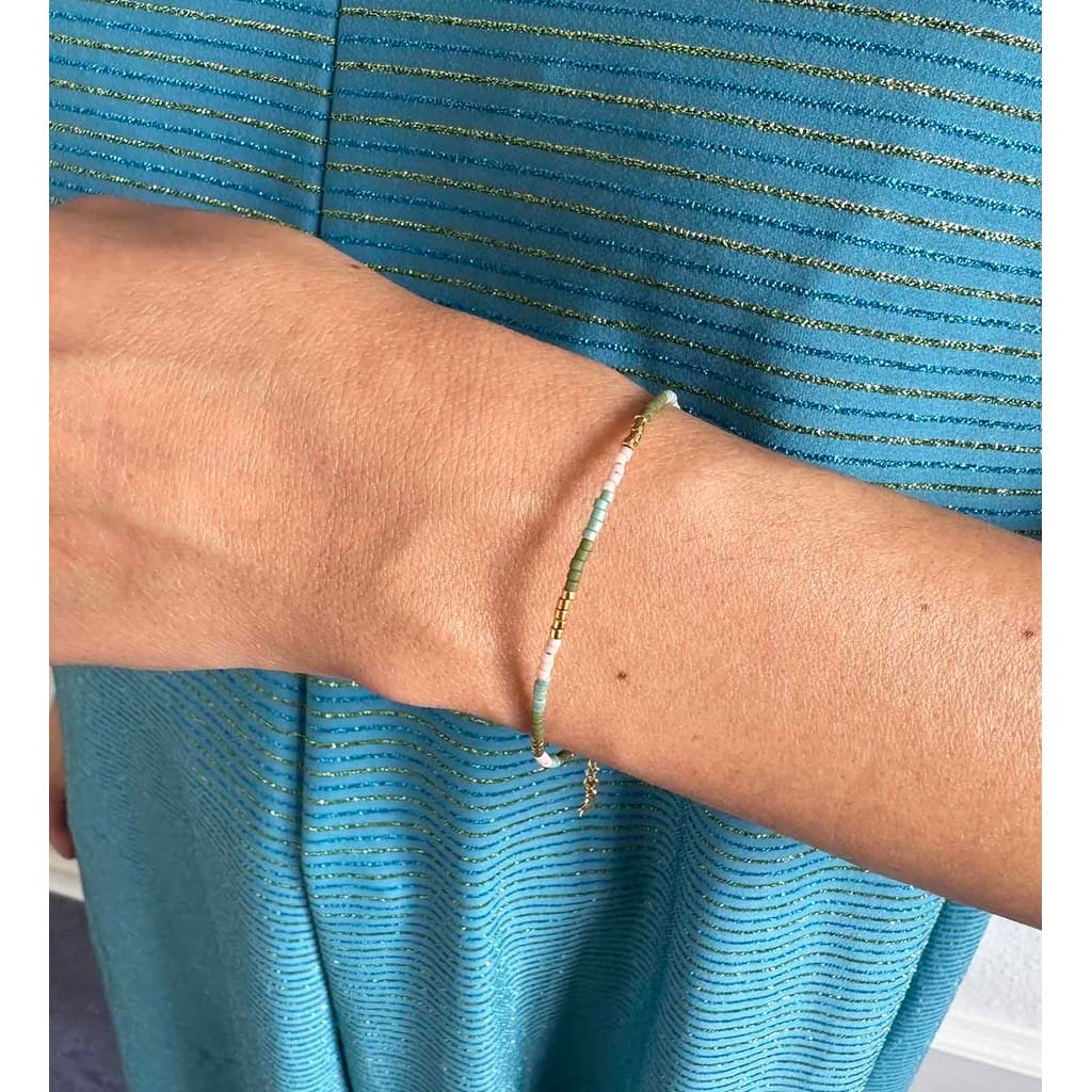 Kira Armbånd i 24k forgyldt genanvendt sterling sølv med Miyuki-glasperler i farven Dusty Green fra Nuni Copenhagen