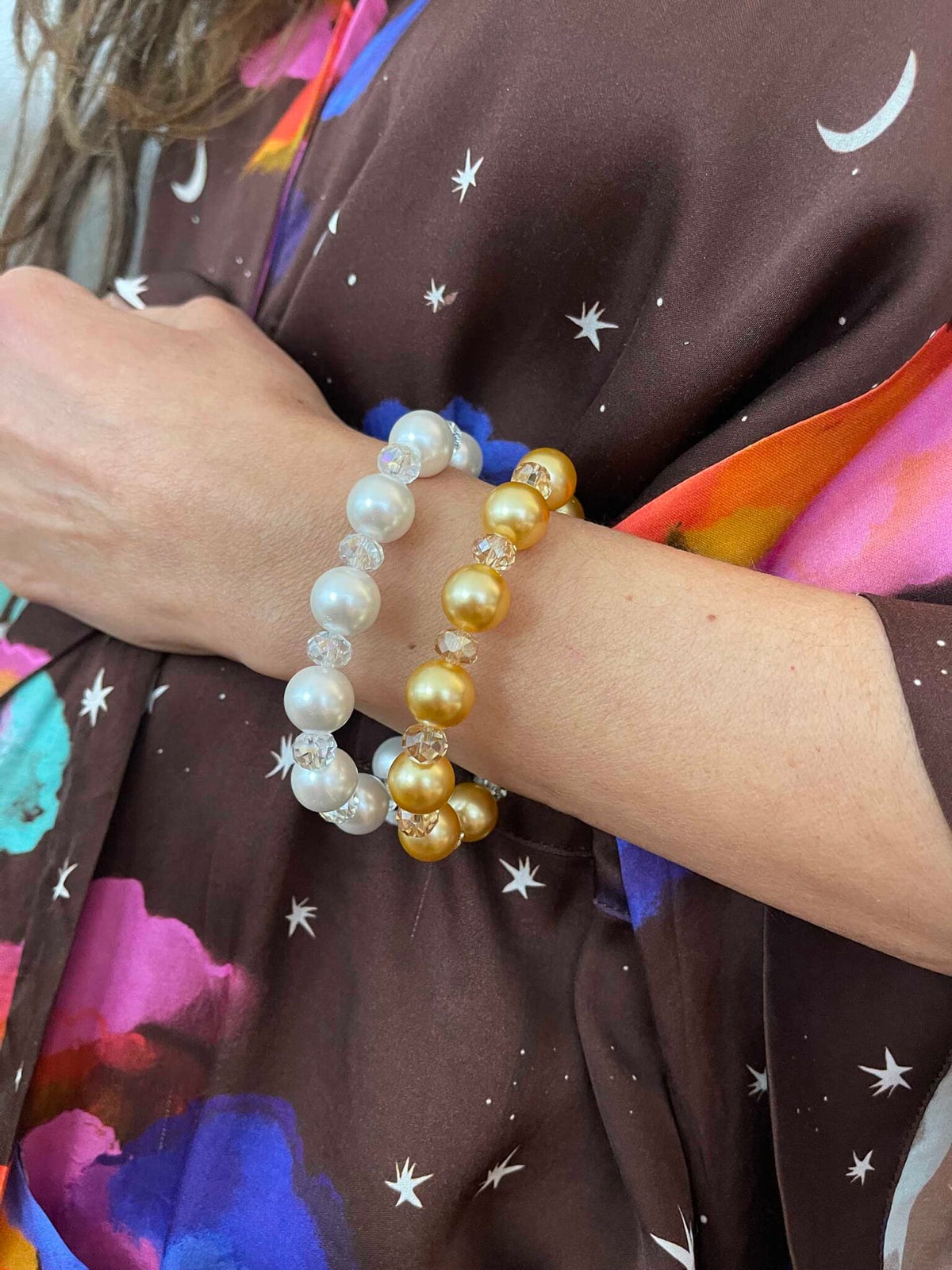 Anastacia Armbånd i 18k forgyldt sterling sølv med champagnefarvede perler og krystaller fra Nuni Copenhagen