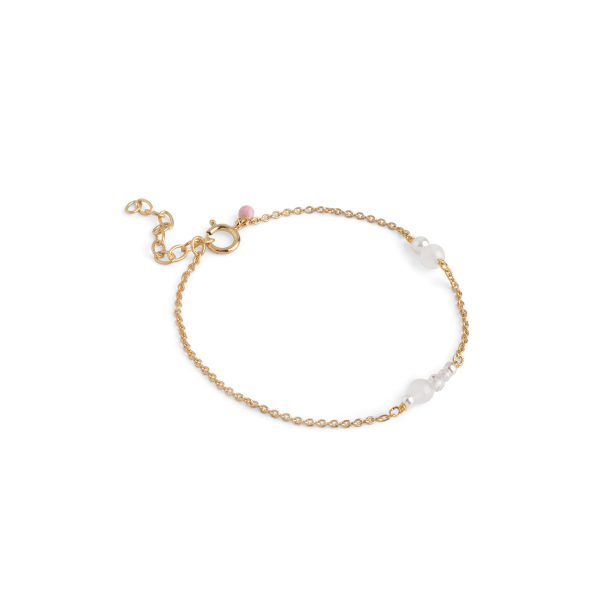 ENAMEL Copenhagen Sofia armbånd med perler i forgyldt sterling sølv med fine hvide perledetaljer