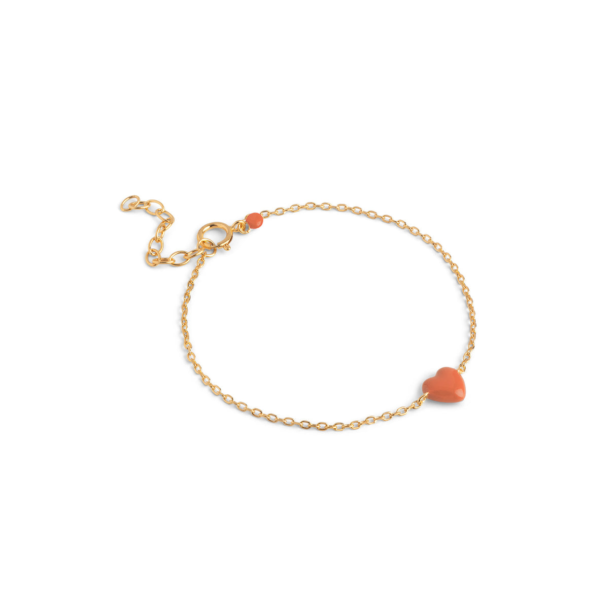 ENAMEL Copenhagen Amore armbånd i guld med hjertevedhæng i farven Light Coral