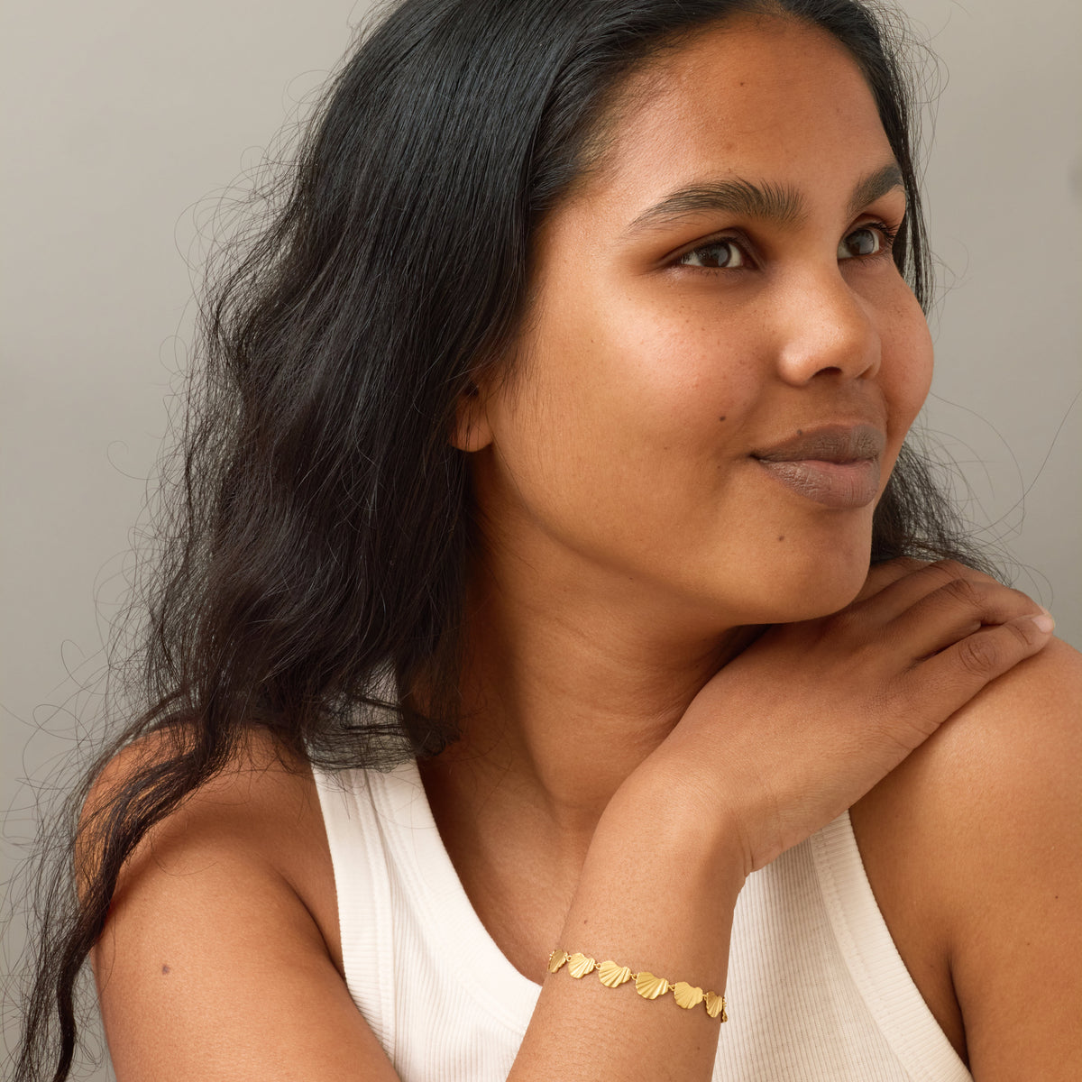 ENAMEL Copenhagen Wave Chunky guldbelagt armbånd med bølget skulpturel struktur