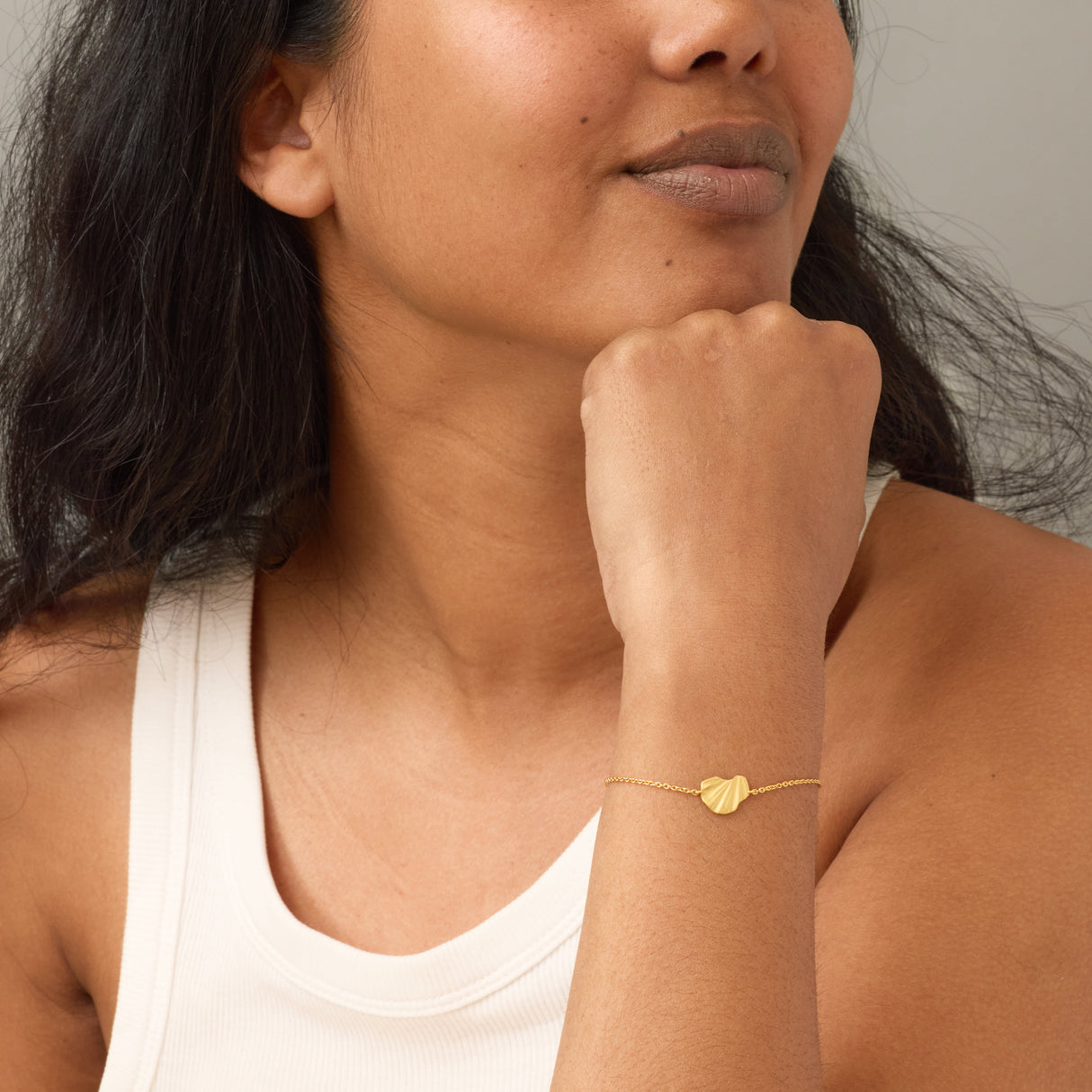 ENAMEL Copenhagen Wave guldbelagt armbånd med slank bølget linjeføring