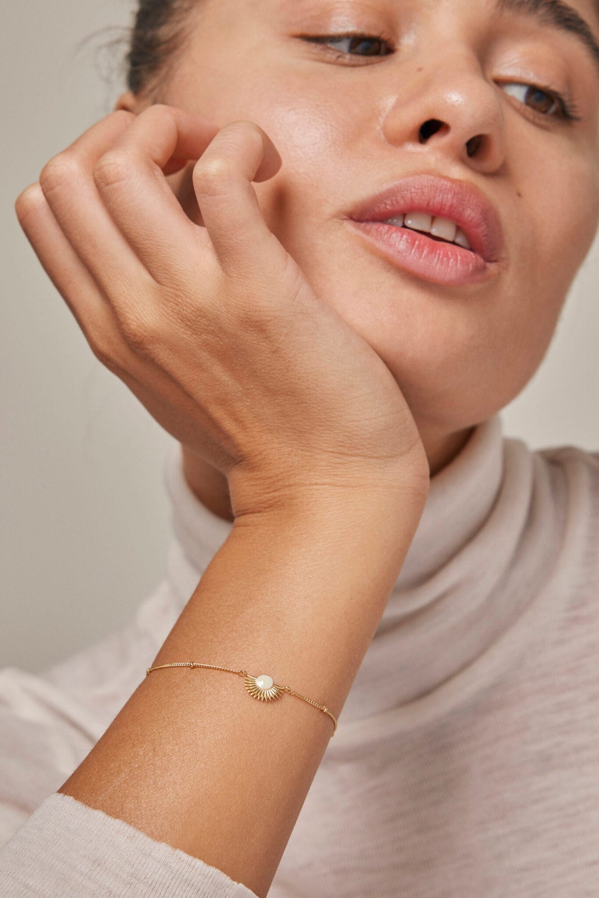 ENAMEL Copenhagen Soleil armbånd i hvid Daisy med forgyldt kæde