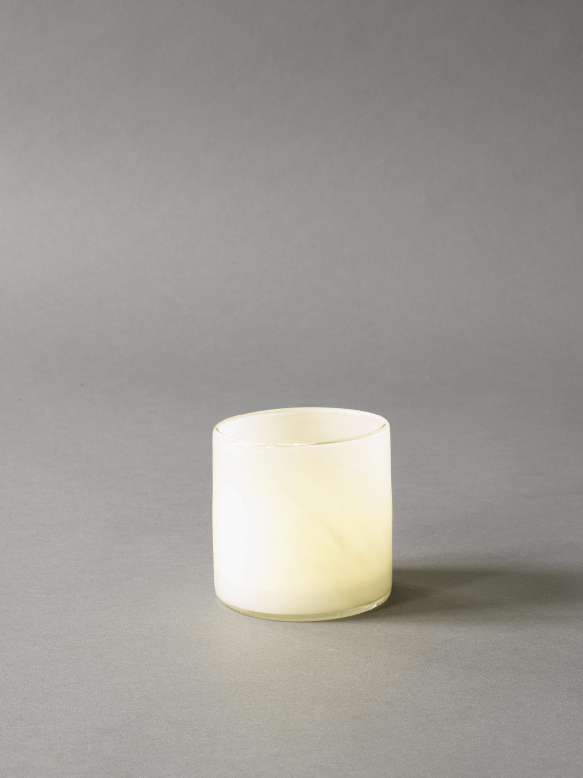 Tell Me More Lyric lysestage small – linen mundblæst glasstage med lys og naturlig tone