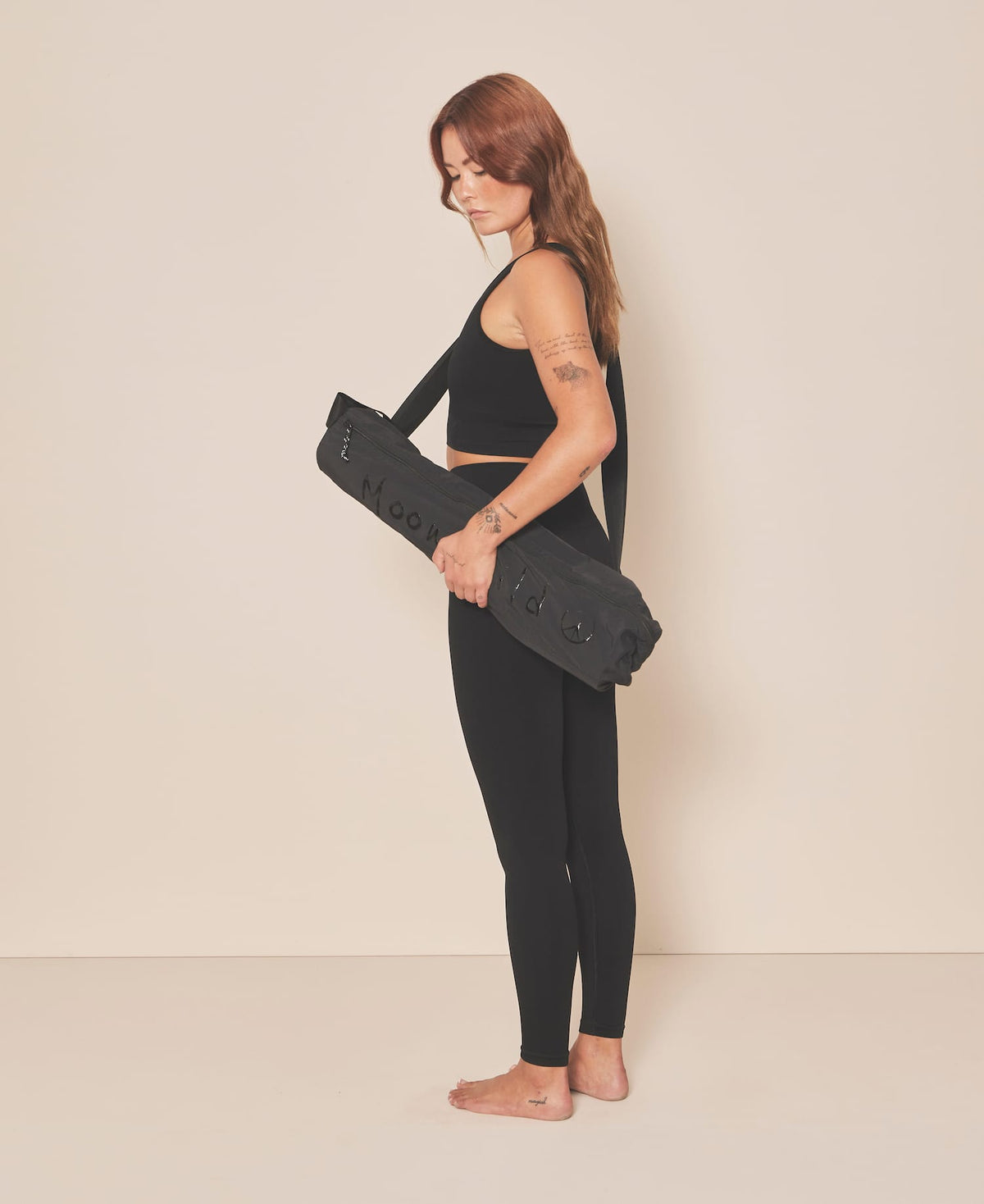 Moonchild yogataske i sort med justerbar skulderrem og plads til yogamåtte