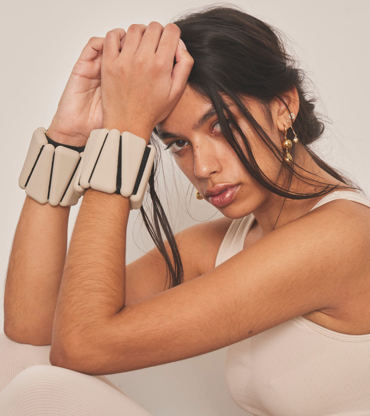 Moonchild Weight Bangles i farven sand – justerbare vægtarmbånd i blød silikone