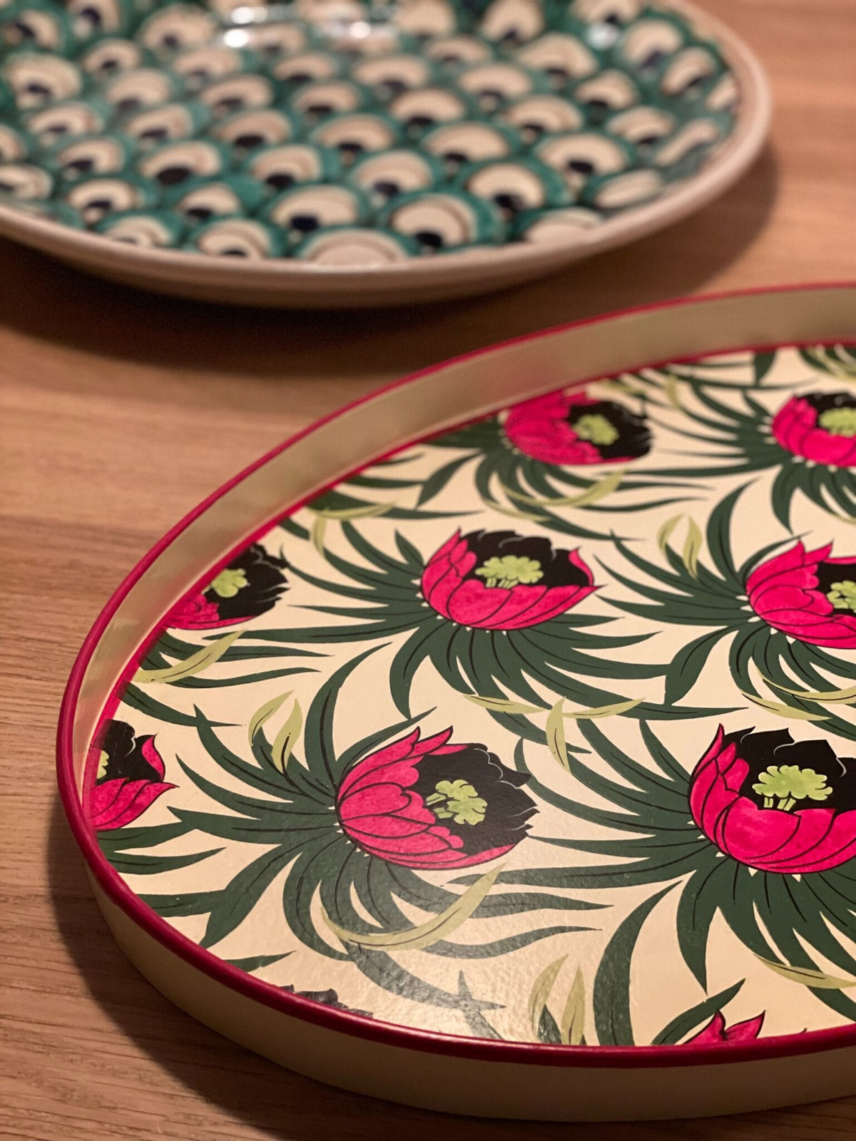 Metalbakke med malede blomster