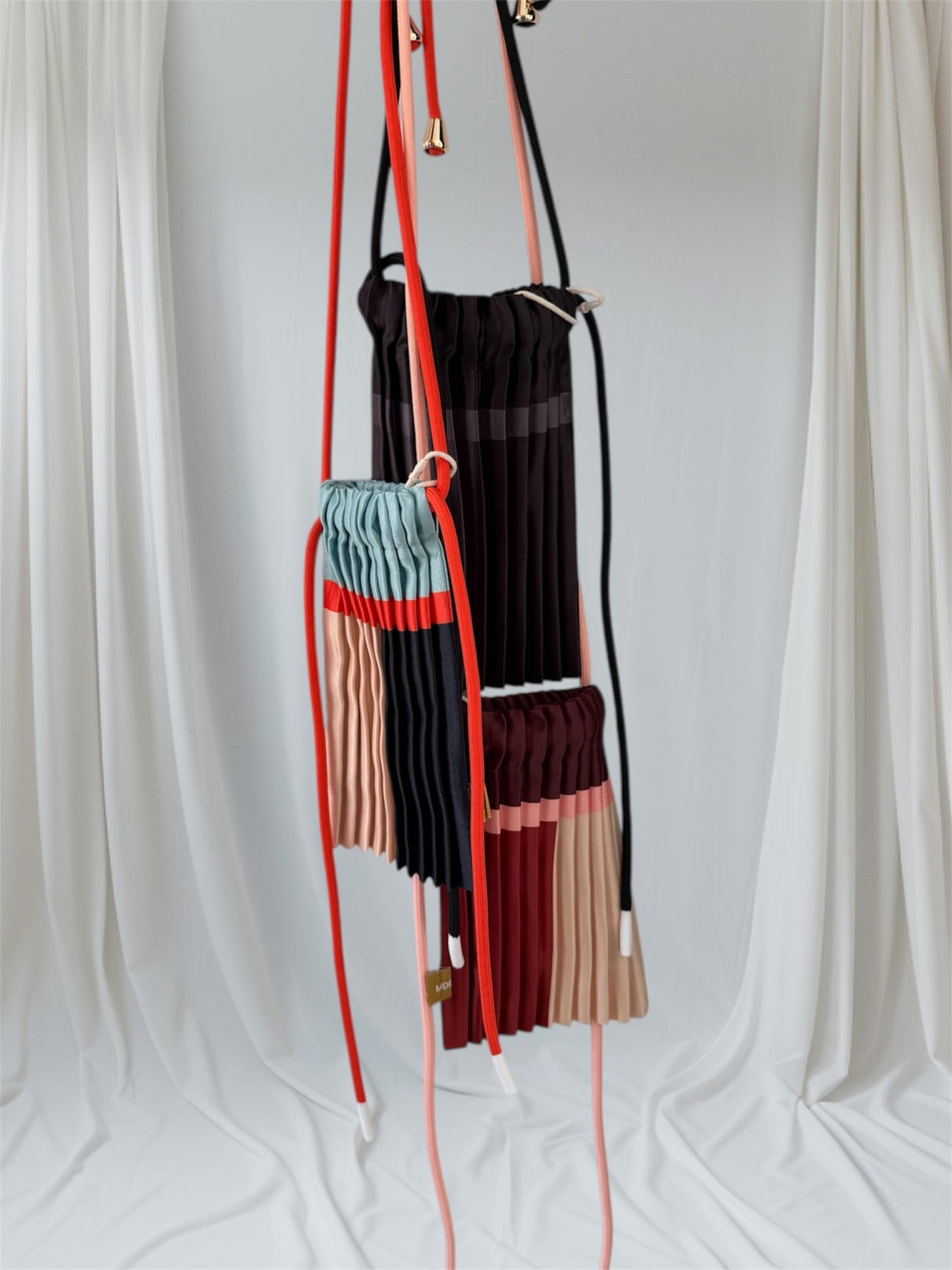 Plisseret satin crossbody tasker fra Multitudes, håndlavet i Italien