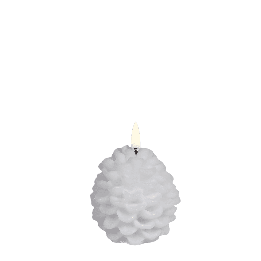 Uyuni LED fyrrekoglelys i hvid stearin med naturtro flamme – formet som en fyrrekogle, inspireret af nordisk vinterstemning.