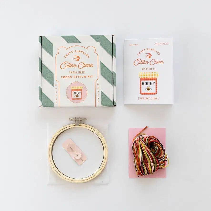 Cotton Clara Honningkrukke DIY korsstingskit med træramme og plastfri æske