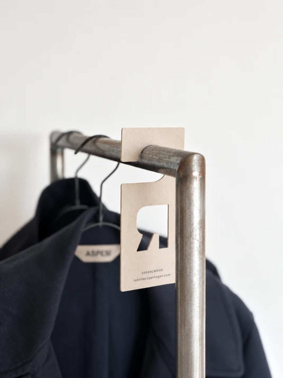 Rebelle Copenhagen duftbrik Sandalwood med udstanset R-logo