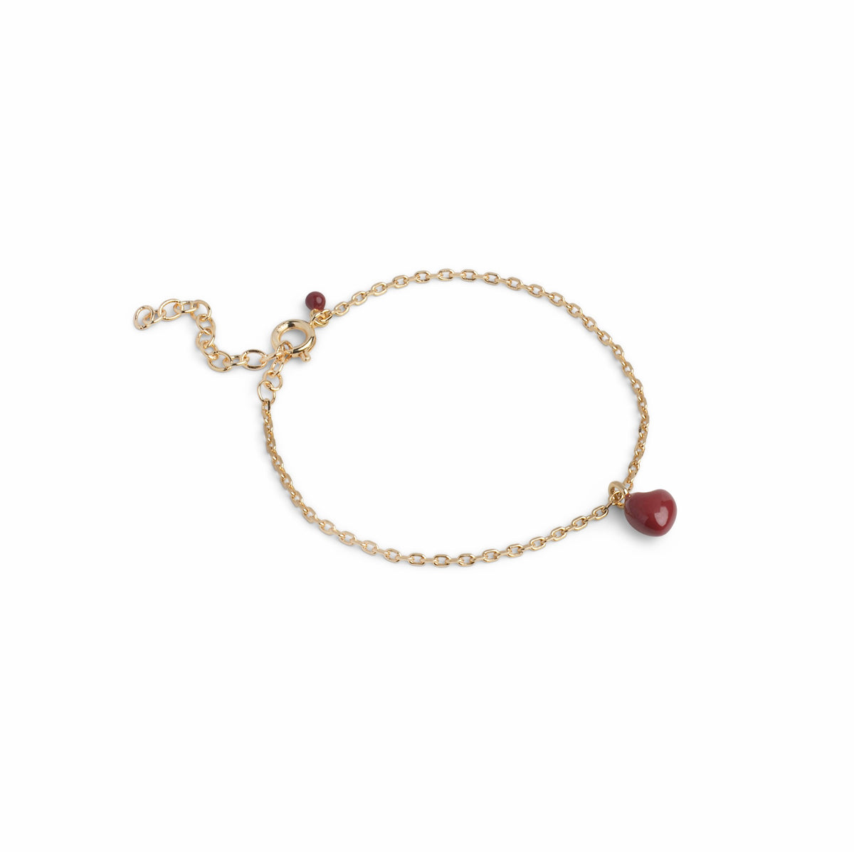 ENAMEL Copenhagen Grand Amore armbånd i guld med hjertevedhæng i bordeaux