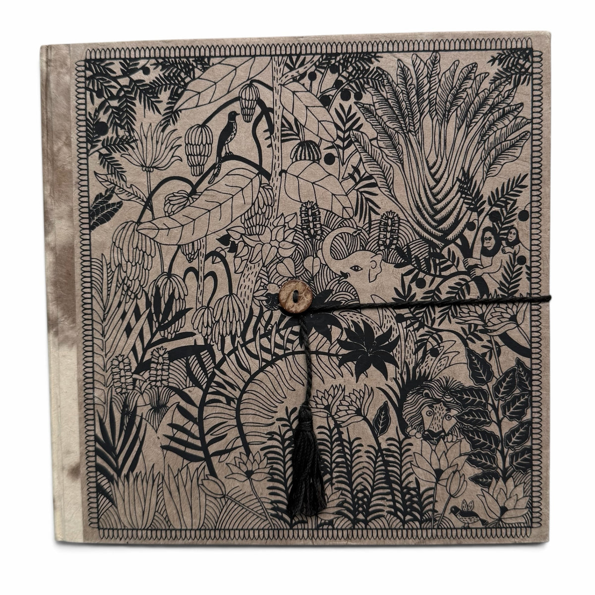 Himmerli håndlavet notesbog med sort-hvidt botanisk jungle-motiv, elastiklukning, træknap og dekorativ kvast.