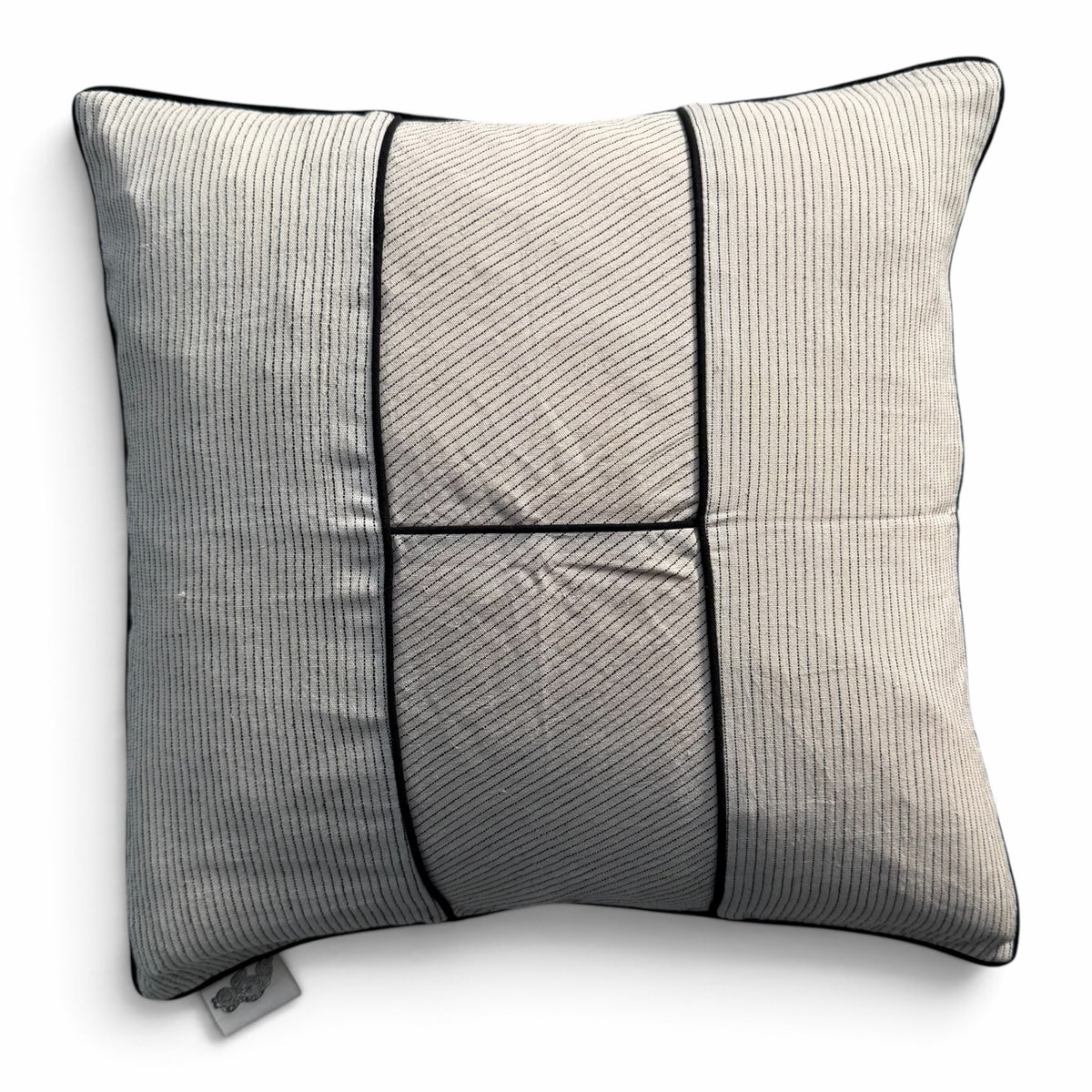 Himmerli dekorativ pude i beige med fine vertikale striber og markante sorte kantbånd i et moderne grafisk design.