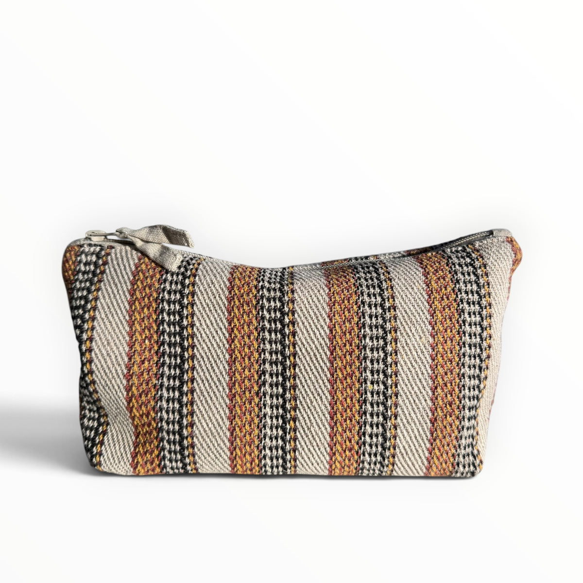 Himmerli kosmetiktaske i vævet tekstil med stribet mønster i beige, sort og brændt orange med lynlås