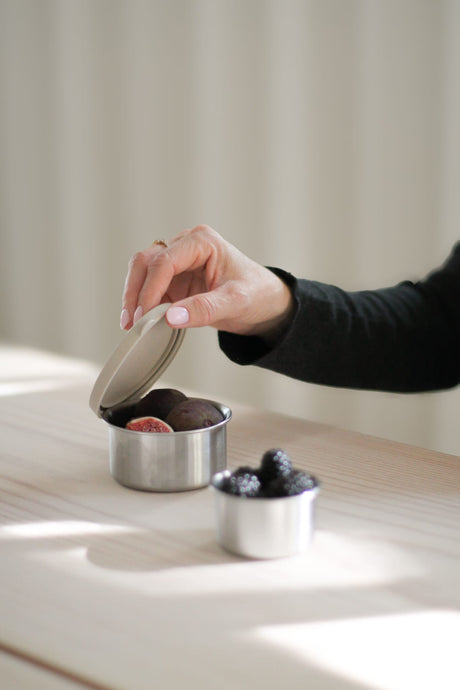 AYA&IDA Snack Container sæt i Cream Beige – 100 ml og 200 ml beholdere i rustfrit stål med silikone låg
