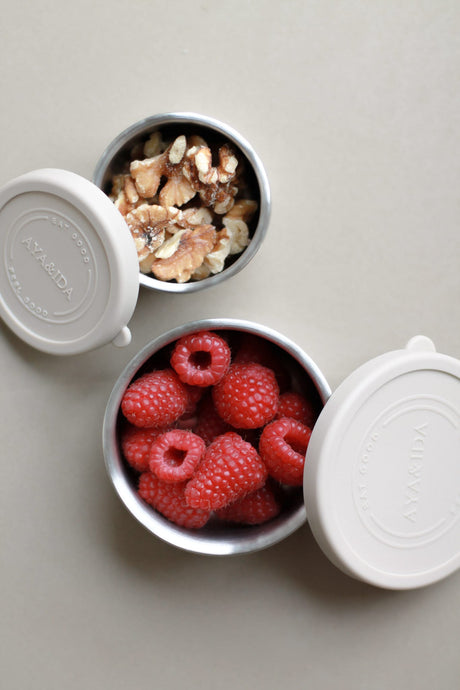 AYA&IDA Snack Container sæt i Cream Beige – 100 ml og 200 ml beholdere i rustfrit stål med silikone låg