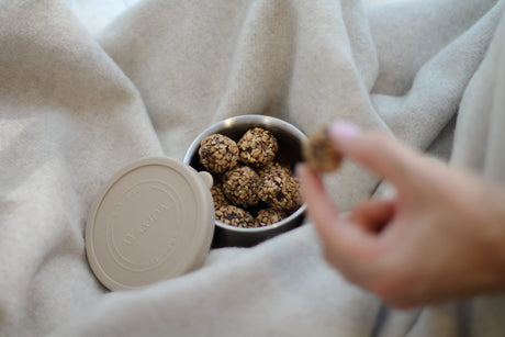 AYA&IDA Snack Container sæt i Cream Beige – 100 ml og 200 ml beholdere i rustfrit stål med silikone låg