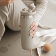 Stilren og holdbar AYA&IDA Sports Bottle 700 ml i rustfrit stål. 100% tæt og perfekt til træning. Køb den hos Himmerli.