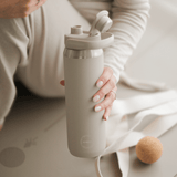 Stilren og holdbar AYA&IDA Sports Bottle 700 ml i rustfrit stål. 100% tæt og perfekt til træning. Køb den hos Himmerli.