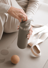 Stilren og holdbar AYA&IDA Sports Bottle 700 ml i rustfrit stål. 100% tæt og perfekt til træning. Køb den hos Himmerli.
