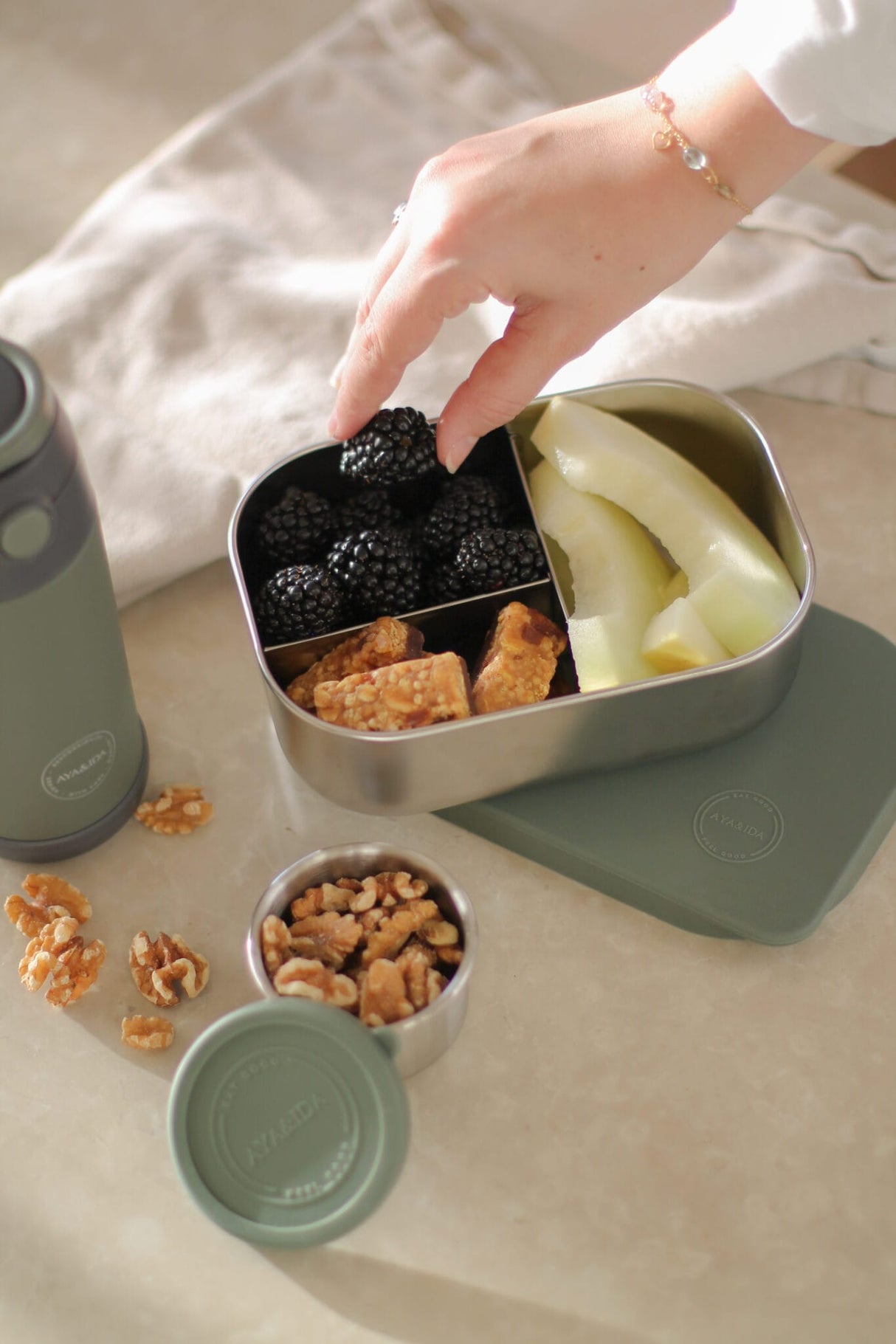 AYA&IDA lunch box madkasse 900 ml tropical green rustfrit stål med ruminddeling
