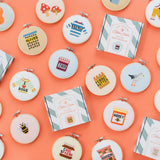 Cotton Clara Honningkrukke DIY korsstingskit med træramme og plastfri æske