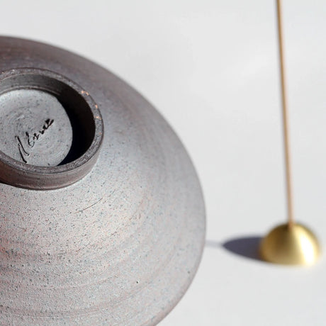 Begrænset udgave hånddrejet Zen røgelsesskål i lilla terracotta med messing dome-holder fra Ume Incense