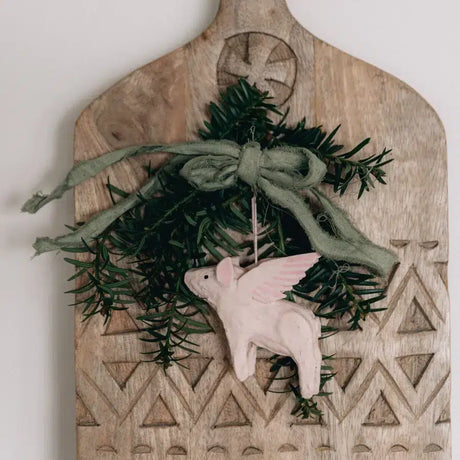 Håndlavede julegrise med vinger og prikker fra XO Handcraft, lavet af cottonmâché – bæredygtigt juleophæng i unikt håndværk