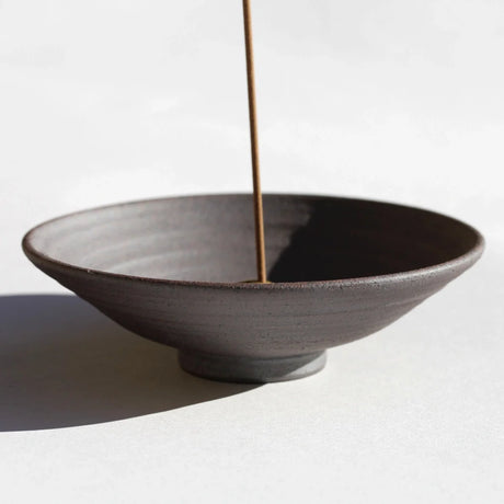 Begrænset udgave hånddrejet Zen røgelsesskål i lilla terracotta med messing dome-holder fra Ume Incense