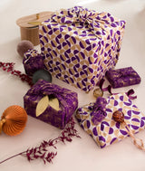 Furoshiki stofgaveindpakning i vendbar GOTS-certificeret økologisk bomuld med Gold Moons og Plum Diamonds design fra FabRap