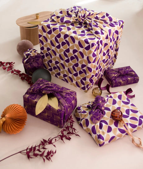 Furoshiki stofgaveindpakning i vendbar GOTS-certificeret økologisk bomuld med Gold Moons og Plum Diamonds design fra FabRap