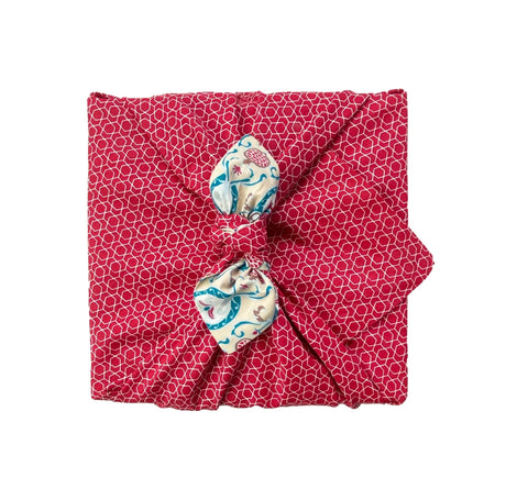 Vendbar furoshiki stofgaveindpakning i GOTS-certificeret økologisk bomuld 75x75 cm med Teal & Cherry design fra FabRap