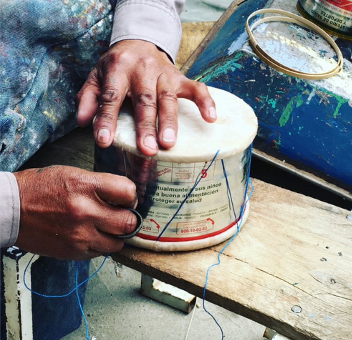 Håndlavet tromme fra Chola, fremstillet af genbrugsmaterialer i Bolivia – unik fairtrade julepynt med tradition og sjæl.