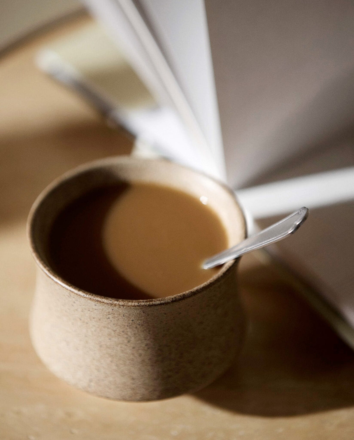 sandfarvet kop i stentøj Nordal INEZ kaffekop 300 ml