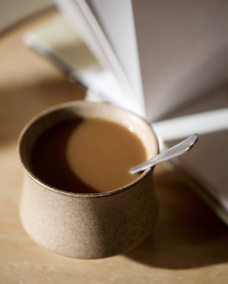 sandfarvet kop i stentøj Nordal INEZ kaffekop 300 ml