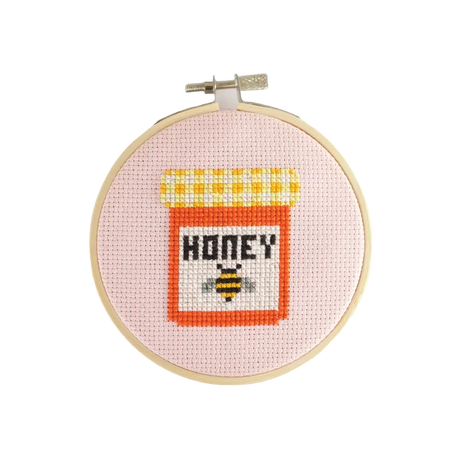 Cotton Clara Honningkrukke DIY korsstingskit med træramme og plastfri æske