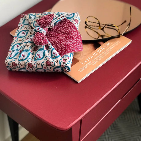 Vendbar furoshiki stofgaveindpakning i GOTS-certificeret økologisk bomuld 75x75 cm med Teal & Cherry design fra FabRap