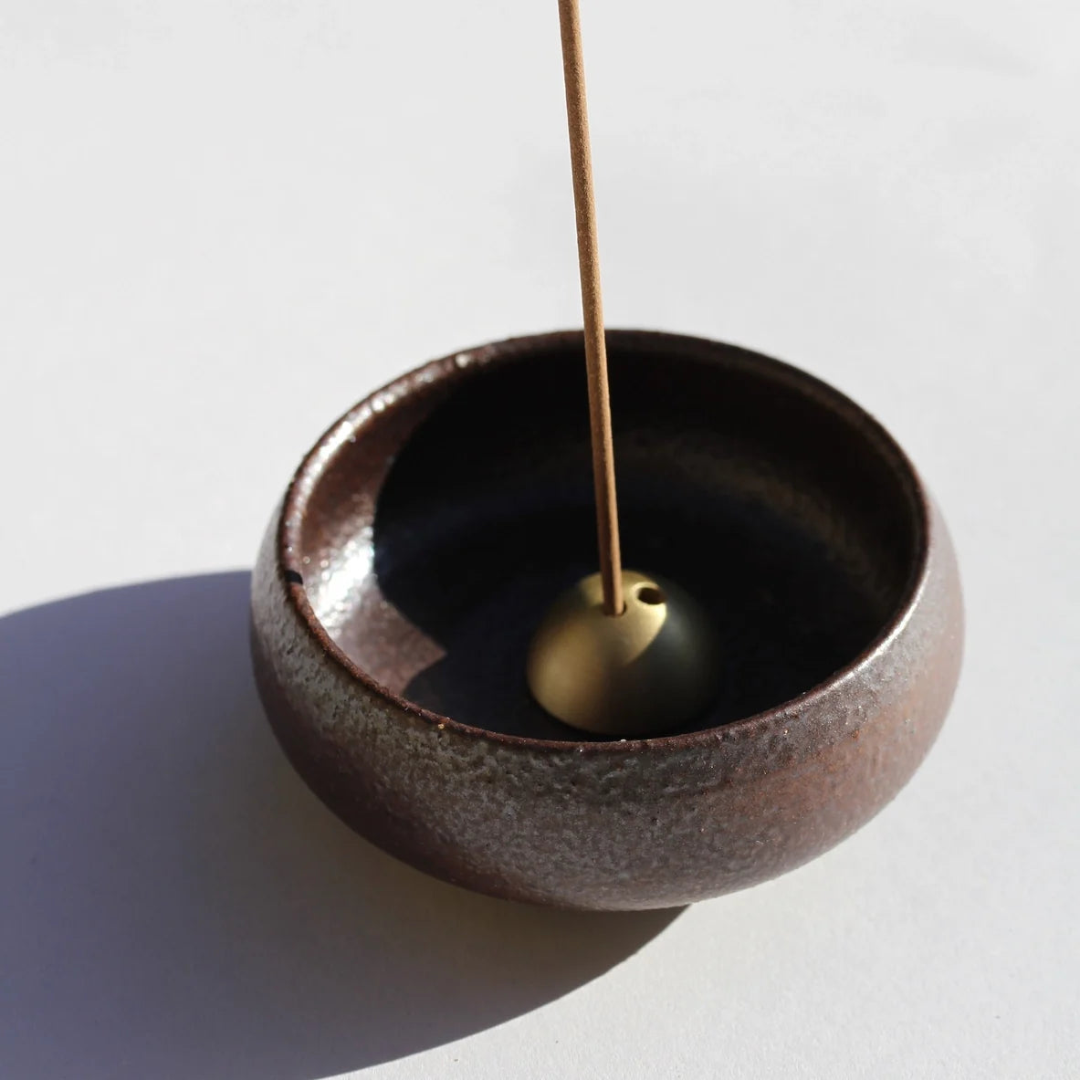 Håndlavet Wabi Sabi røgelsesholder i stentøj fra Ume Incense med guldkuppel-holder og luksus gaveæske