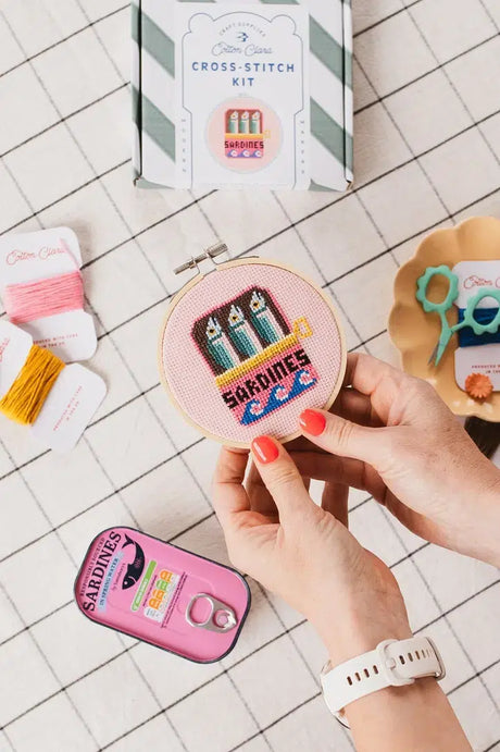 Cotton Clara Sardiner DIY korsstingskit med træramme og plastfri æske