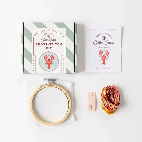 Cotton Clara Hummer DIY korsstingskit med træramme og plastfri æske