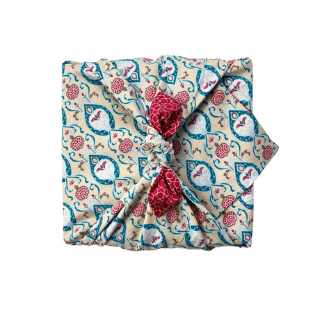 Vendbar furoshiki stofgaveindpakning i GOTS-certificeret økologisk bomuld 75x75 cm med Teal & Cherry design fra FabRap