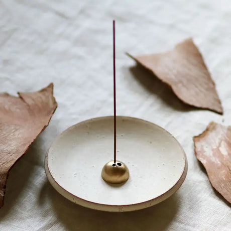 Håndlavet røgelsesholder i stentøj med cremehvid glasur fra Ume Incense med guldkuppel-holder og luksus gaveæske