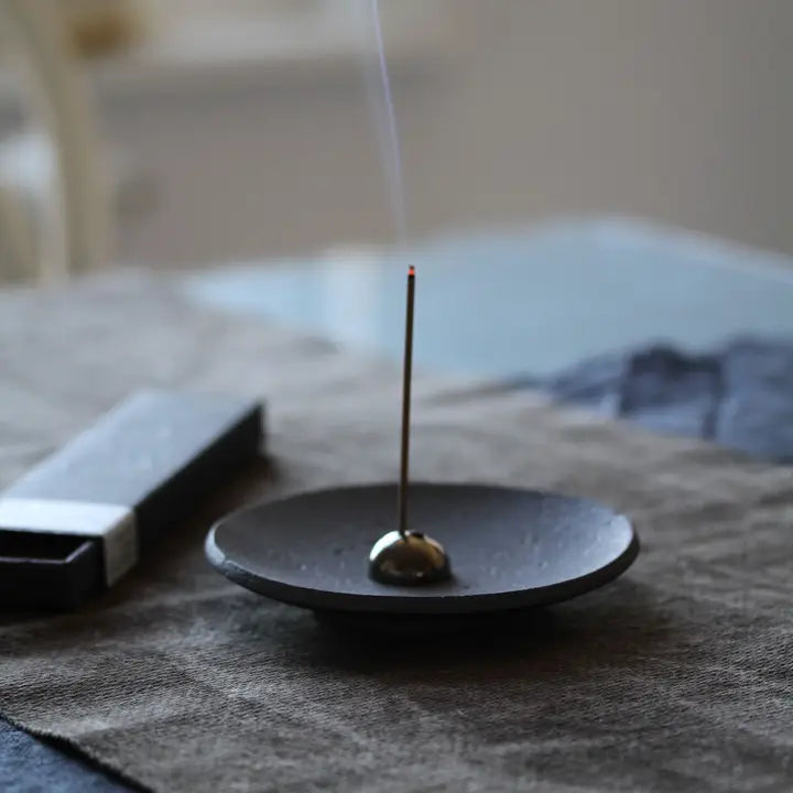 Håndlavet røgelsesholder i stentøj med cremehvid glasur fra Ume Incense med guldkuppel-holder og luksus gaveæske